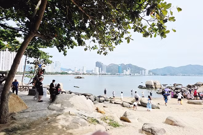 Ngắm nhìn thành phố từ Hòn Chồng.