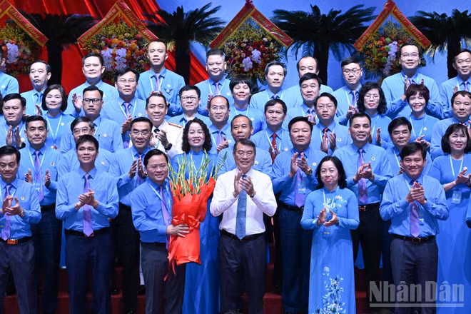 Thủ tướng Chính phủ Lê Minh Hưng tặng hoa chúc mừng Ban Chấp hành Tổng Liên đoàn Lao động Việt Nam khoá XIV.