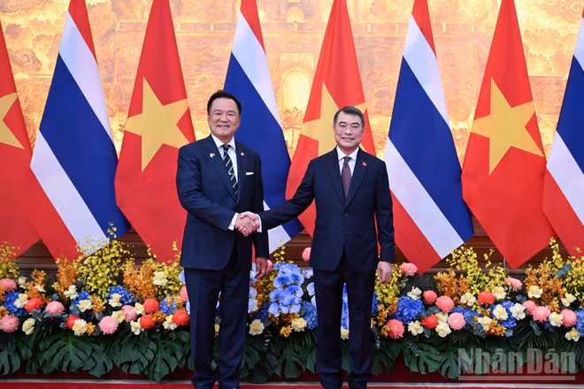Thủ tướng Lê Minh Hưng và Thủ tướng Vương quốc Thái Lan Anutin Charnvirakul.