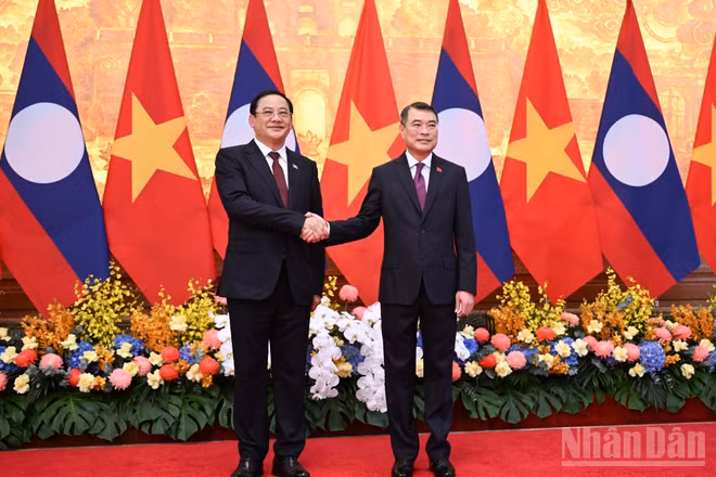 Thủ tướng Lê Minh Hưng và Thủ tướng nước Cộng hòa Dân chủ Nhân dân Lào Sonexay Siphandone.