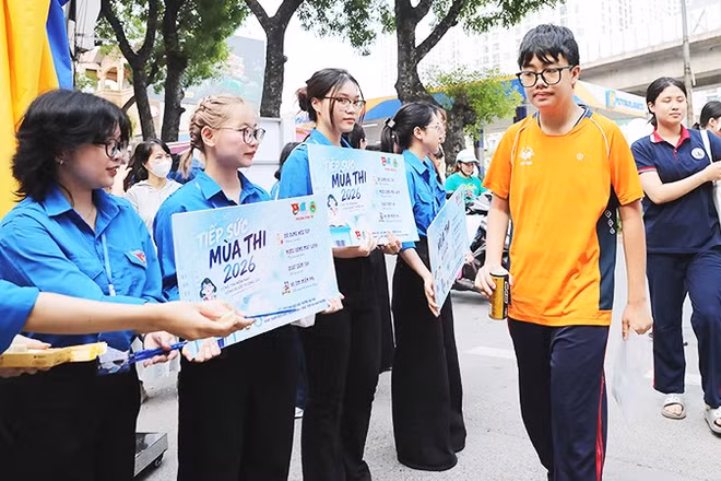 Đông đảo các lực lượng cùng tiếp sức mùa thi.