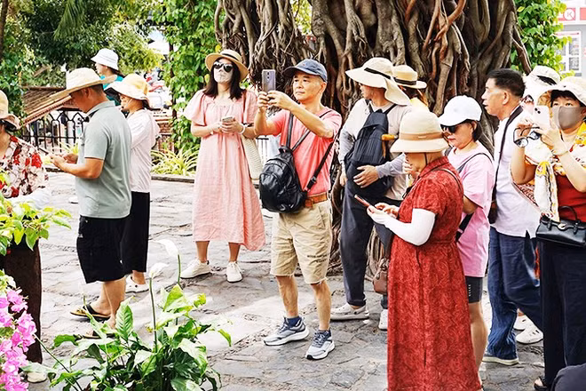 Lượng du khách tăng cao trong 6 tháng đầu năm 2026. Ảnh: NAM ANH