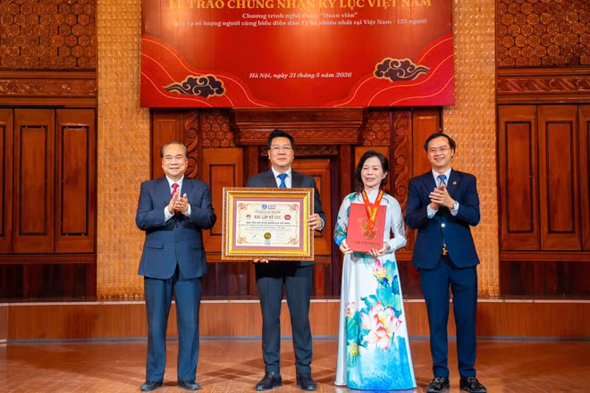 Tiến sĩ, Nghệ sĩ Nhân dân Đỗ Quốc Hưng, Giám đốc Học viện Âm nhạc Quốc gia nhận danh hiệu kỷ lục Việt Nam. (Ảnh: Học viện cung cấp)