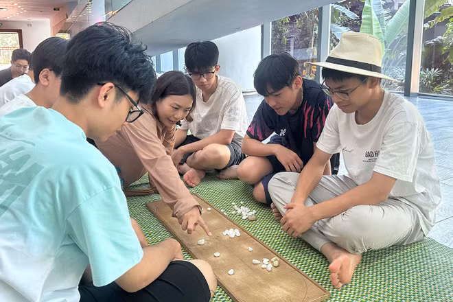 Các em nhỏ trải nghiệm trò chơi ô ăn quan. (Ảnh: Bảo tàng cung cấp)