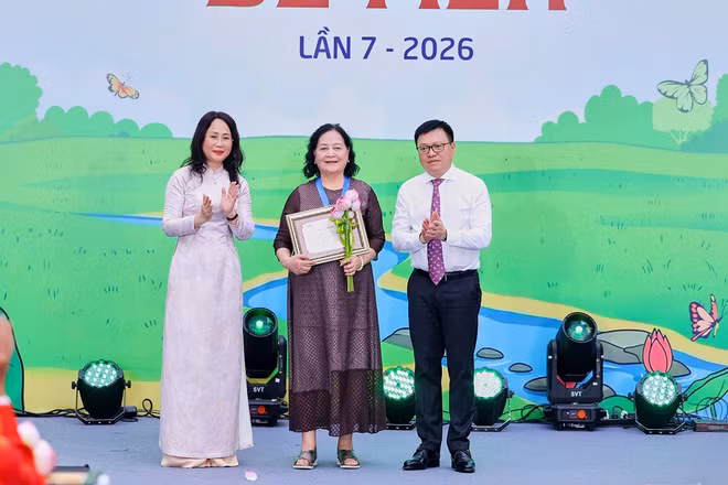 Nghệ sĩ Nhân dân Ngọc Lan nhận Giải thưởng “Thành tựu trọn đời - Hiệp sĩ Dế Mèn” trao cho cố Phó Giáo sư, Tiến sĩ, họa sĩ, đạo diễn, Nghệ sĩ Nhân dân Ngô Mạnh Lân. (Ảnh: Ban tổ chức)
