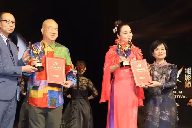 Tổng Lãnh sự Lê Đức Hạnh và Đại sứ văn hóa Việt Nam tại Liên hoan phim Mai Thu Huyền tại lễ nhận giải. (Ảnh: TTXVN)
