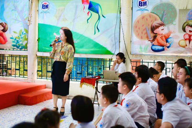 Nhà thơ Lữ Mai giao lưu với các em học sinh Trường tiểu học Bình Minh.