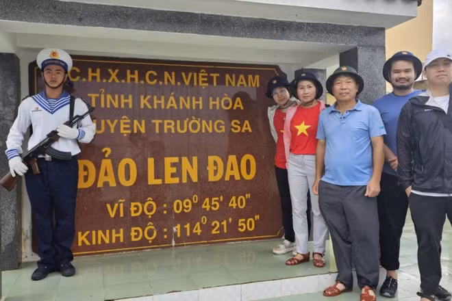 Nhạc sĩ Lê Tự Minh (áo xanh nhạt, đứng giữa) tại đảo Len Đao trong chuyến ra Trường Sa. (Ảnh: NVCC)