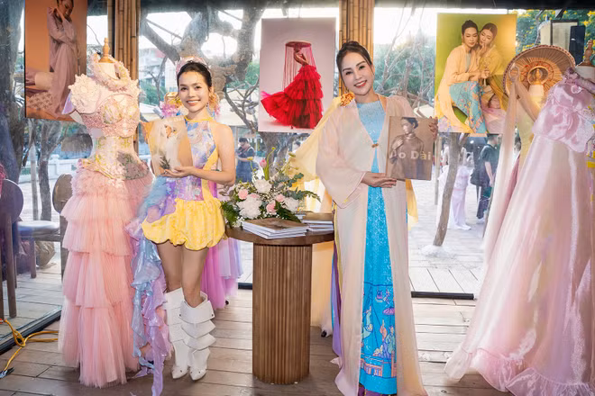 Giới thiệu các thiết kế áo dài và sách của nhà thiết kế Cao Minh Tiến.