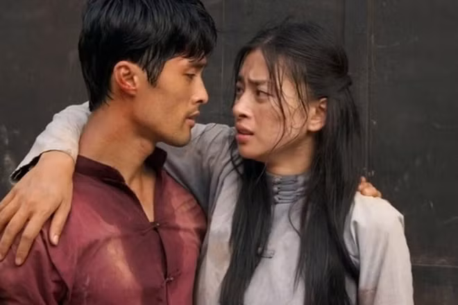 Các diễn viên Johnny Trí Nguyễn, Ngô Thanh Vân trong phim. (Ảnh: VFDA)
