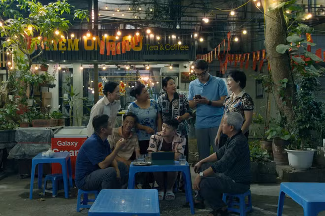 Cảnh trong phim "Dưới ô cửa sáng đèn". (Ảnh: VFC)