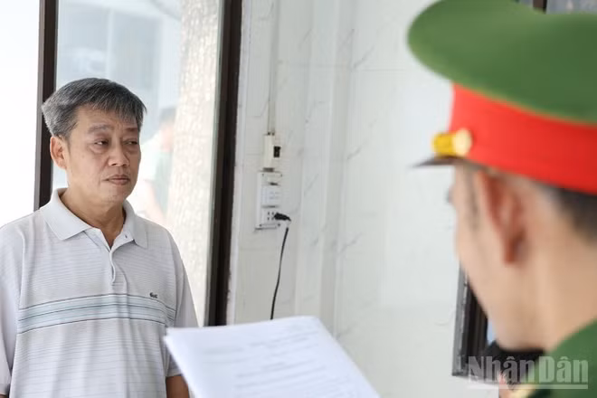 Công an tỉnh An Giang tống đạt quyết định khởi tố bắt tạm giam Nguyễn Huy Đạt.
