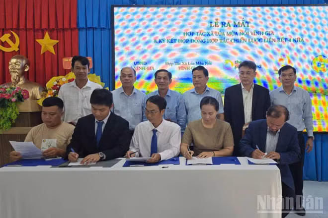 Quang cảnh ký kết hợp đồng hợp tác chiến lược phát triển 4 nhà. 