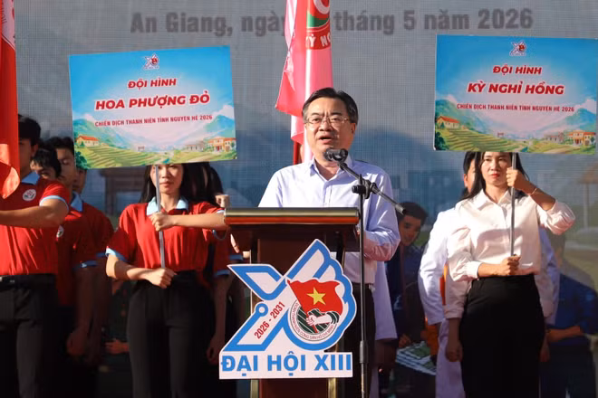 Đồng chí Nguyễn Thanh Nghị, Ủy viên Bộ Chính trị, Trưởng Ban Chính sách, Chiến lược Trung ương phát biểu tại buổi lễ ra quân.