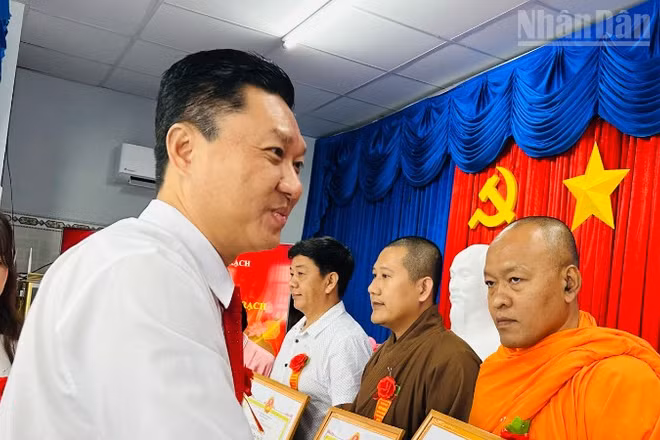 Bí thư phường Vĩnh Trạch (Cà Mau), đồng chí Ngô Hiếu Dân trao tặng giấy khen cho các vị sư sãi, chức sắc có thành tích tiêu biểu. (Ảnh: TRỌNG DUY)