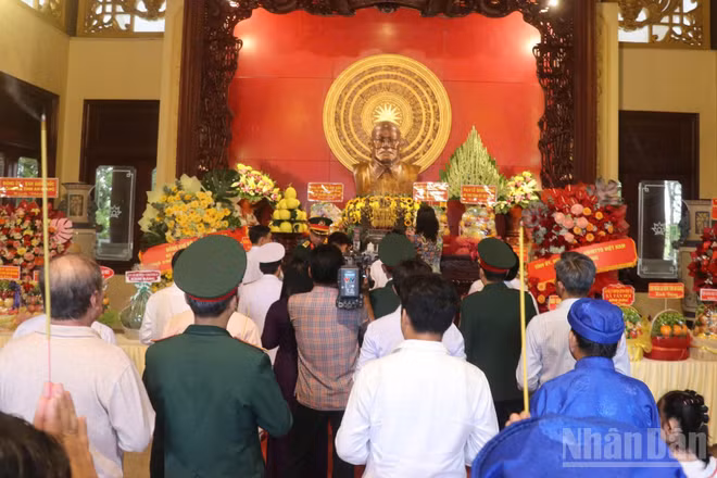 Các đại biểu thành kính dâng hương tưởng nhớ Chủ tịch Tôn Đức Thắng. (Ảnh: Thanh Dũng)