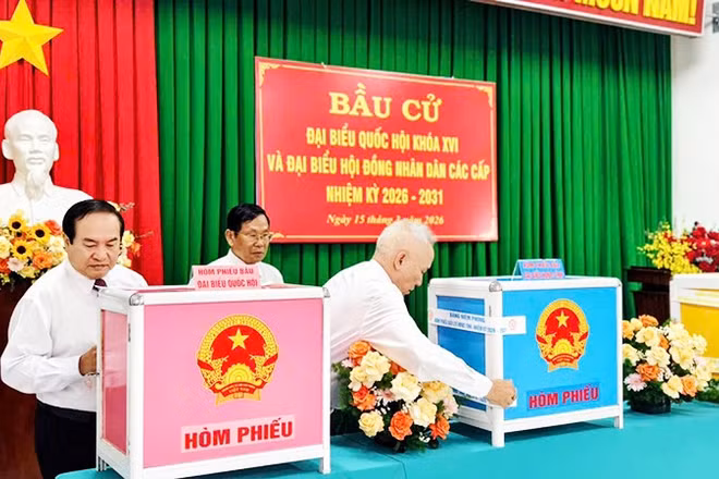Người dân phường Quy Nhơn Nam, tỉnh Gia Lai trực tiếp đi bỏ phiếu, thể hiện quyền và nghĩa vụ công dân.