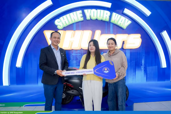 Thí sinh quay số may mắn trúng xe máy điện khi tham gia nhập học tại Trường đại học Văn Hiến. (Ảnh: Trường đại học Văn Hiến)