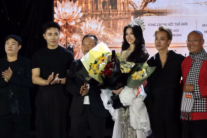 Trần Thị Thu Huyền nhận sash Miss Heritage Vietnam 2026.