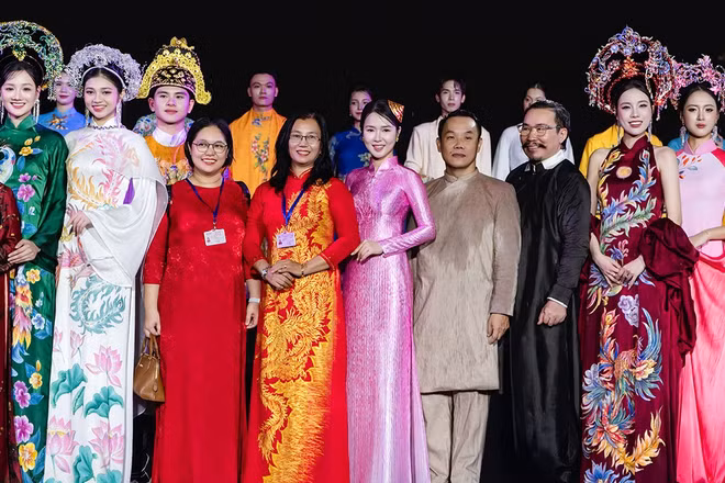 Bộ sưu tập “Dáng ngọc bên sông” của nhà thiết kế Nhung góp thêm một tiếng nói sáng tạo vào hành trình lan tỏa áo dài Việt. (Ảnh: Nhiếp ảnh gia Hồ Sỹ Phước)