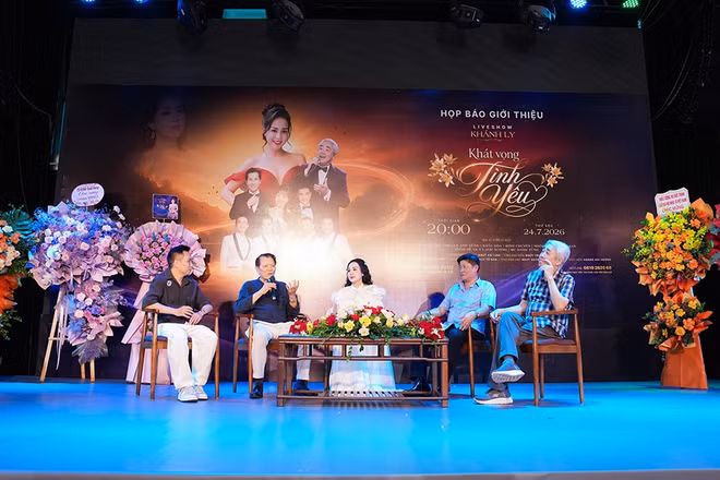 Tiến sĩ, nghệ sĩ Khánh Ly trong buổi họp báo.