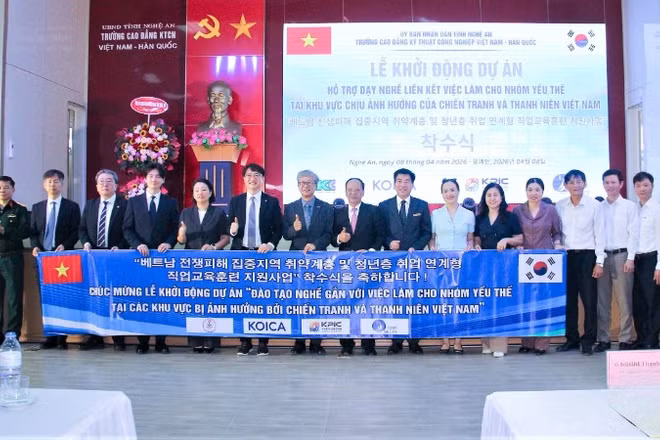 Các đại biểu chụp ảnh lưu niệm. (Ảnh: MAI HOA)