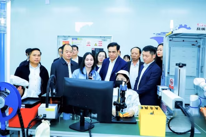 Đoàn công tác của Ủy ban nhân dân tỉnh Nghệ An thăm Nhà máy Luxshar-ICT chuyên sản xuất linh kiện điện tử, tại Khu công nghiệp, đô thị và dịch vụ VSIP Nghệ An.
