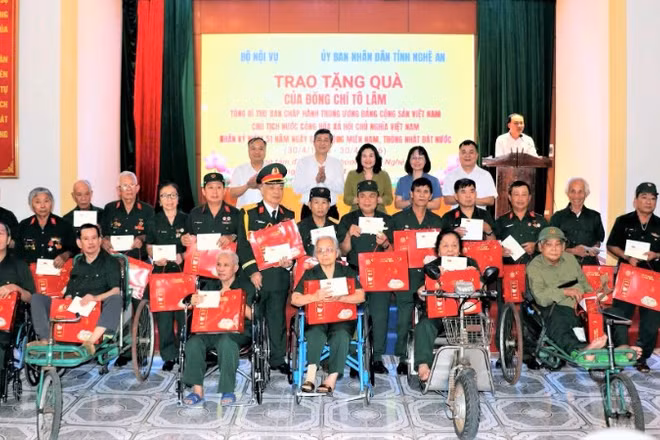 Thứ trưởng Nội vụ Nguyễn Thị Hà và đại diện lãnh đạo Ủy ban nhân dân tỉnh Nghệ An trao quà của Tổng Bí thư, Chủ tịch nước Tô Lâm tặng các thương binh, bệnh binh tại Trung tâm Điều dưỡng thương binh Nghệ An. 