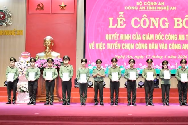 Đại diện lãnh đạo Công an tỉnh Nghệ An trao Quyết định tuyển chọn nhân viên an ninh hàng không vào Công an nhân dân.