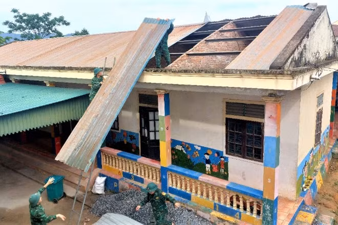 Cán bộ, chiến sĩ Đồn Biên phòng Keng Đu, Ban Chỉ huy Bộ đội Biên phòng tỉnh Nghệ An hỗ trợ trường mầm non khắc phục hậu quả thiên tai.