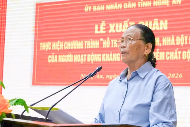 Bà Nguyễn Thị Hòa đại diện đối tượng được hỗ trợ thuộc xã Hưng Nguyên bày tỏ sự xúc động khi nhận được sự quan tâm, hỗ trợ quý báu.