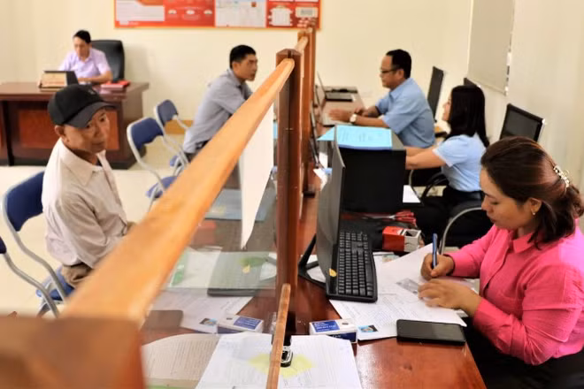 Người dân đến giải quyết thủ tục hành chính ở Trung tâm phục vụ hành chính công xã Nhôn Mai.