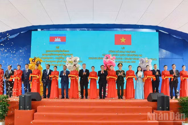 Quang cảnh cắt băng khai trương cặp Cửa khẩu quốc tế đường bộ Khánh Bình-Chrey Thom. (Ảnh: Thanh Dũng)