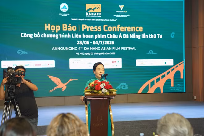 Tiến sĩ Ngô Phương Lan tại buổi họp báo công bố Liên hoan phim châu Á-Đà Nẵng 2026.