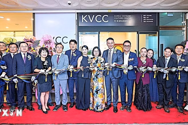 Các đại biểu cắt băng khai trương Trung tâm giao lưu văn hóa Hàn - Việt tại thành phố Daegu. (Ảnh: TTXVN)