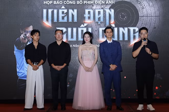 Đạo diễn Đinh Tuấn Vũ, các diễn viên Nhan Phúc Vinh, Thanh Hương, xạ thủ Hoàng Xuân Vinh và diễn viên Việt Hoàng tại lễ công bố dự án.