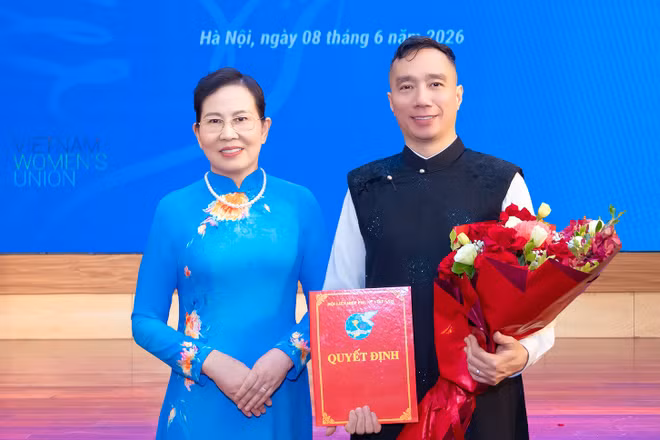 Bà Lê Thị Thủy, Ủy viên Trung ương Đảng, Chủ tịch Hội Liên hiệp Phụ nữ Việt Nam trao quyết định công nhận Hội viên danh dự cho nhà thiết kế Đỗ Trịnh Hoài Nam. (Ảnh: NVCC)