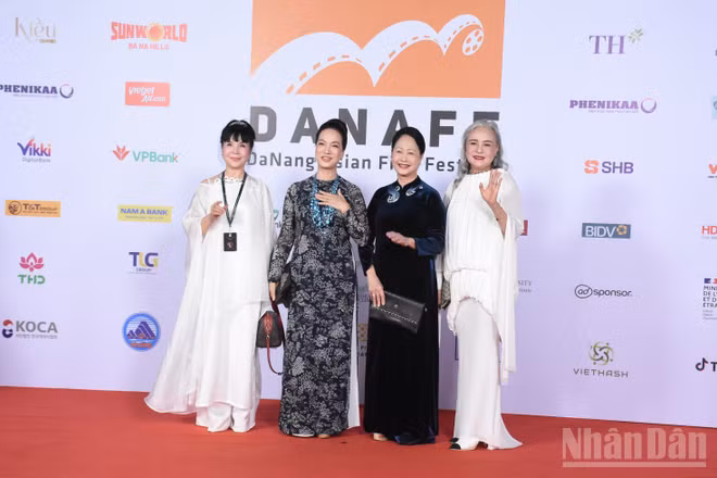 Các nghệ sĩ gạo cội của điện ảnh Việt trên thảm đỏ: Nghệ sĩ Nhân dân Lan Hương, Nghệ sĩ Nhân dân Lê Khanh, Nghệ sĩ Nhân dân Như Quỳnh, Nghệ sĩ Nhân dân Hoàng Cúc. (Ảnh: ANH ĐÀO)