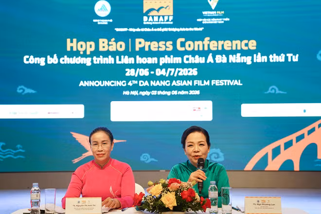 Phó Chủ tịch Ủy ban nhân dân Thành phố Đà Nẵng Nguyễn Thị Anh Thi và Tiến sĩ Ngô Phương Lan, Chủ tịch Hiệp hội Xúc tiến phát triển Điện ảnh Việt Nam (từ trái qua) tại buổi họp báo công bố Liên hoan phim. (Ảnh: Ban Tổ chức)