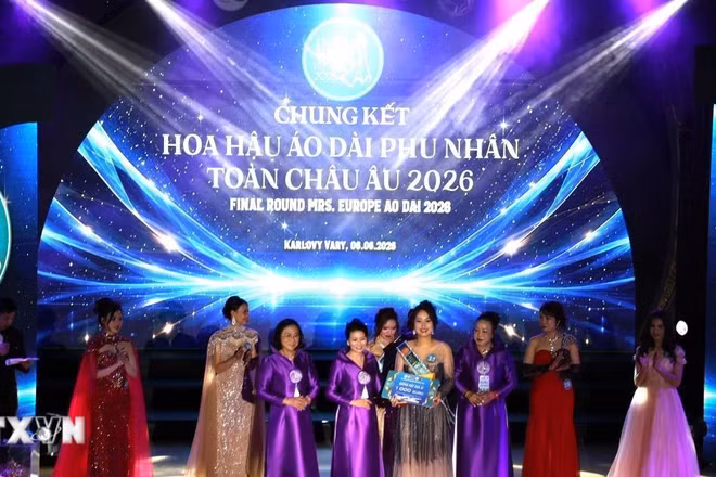 Ban Tổ chức đã trao các giải phụ gồm Người đẹp Truyền thông, Người đẹp Tài năng, Gương mặt Khả ái và Phu nhân được yêu thích nhất. (Ảnh: TTXVN)