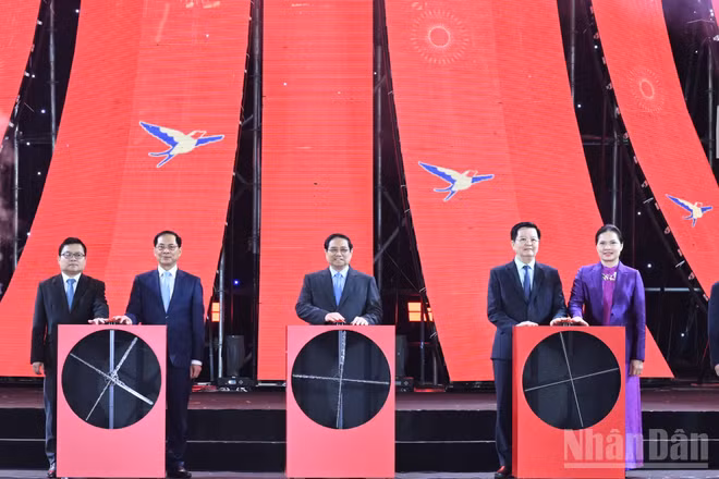 Thủ tướng Phạm Minh Chính và các đại biểu nhấn nút khai mạc Hội chợ.