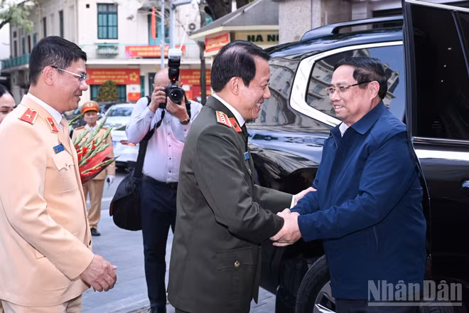 Thủ tướng Phạm Minh Chính đến thăm, chúc Tết và kiểm tra công tác ứng trực bảo đảm trật tự an toàn, an ninh của lực lượng công an.