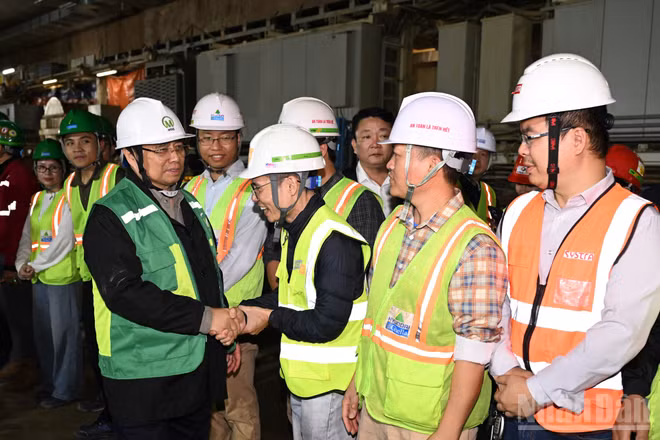 Thủ tướng Phạm Minh Chính thăm, chúc Tết các đơn vị thi công Dự án tuyến đường sắt đô thị số 3, đoạn Nhổn-Ga Hà Nội.