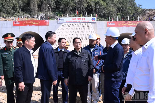 Thủ tướng Chính phủ Phạm Minh Chính thị sát, kiểm tra việc thi công tuyến cao tốc Đồng Đăng-Trà Lĩnh tại vị trí hầm Thất Khê.