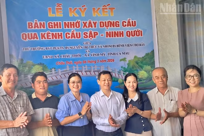 Đại diện các đơn vị tài trợ và lãnh đạo xã Châu Thới tại buổi lễ ký kết tài trợ xây dựng cầu nông thôn. (Ảnh: VĂN MẪN)