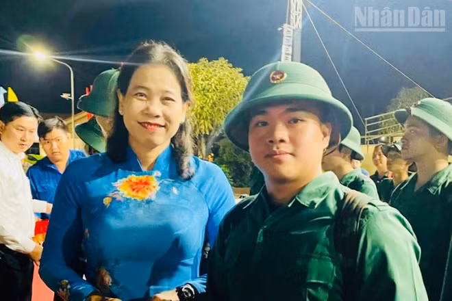 Đồng chí Tô Việt Thu - Thường vụ Tỉnh ủy Cà Mau, Bí thư Đảng ủy phường Bạc Liêu trao tặng quà và lưu luyến tiễn đưa thanh niên của phường lên đường làm nghĩa vụ quân sự năm 2026. (Ảnh HỒNG THƠ)