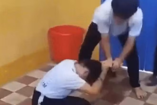 Hình ảnh nam sinh đánh nữ sinh ở Trường trung học cơ sở Chợ Vàm xuất hiện trên mạng xã hội gây xôn xao.