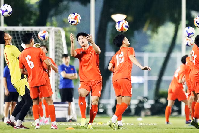 Các cầu thủ U23 Việt Nam tích cực tập luyện chuẩn bị cho trận chung kết gặp U23 Indonesia. Ảnh: VFF