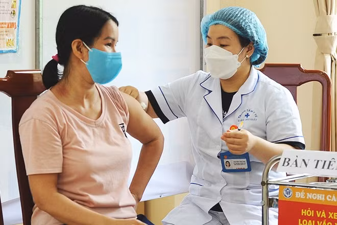 Tiêm phòng dịch tại y tế cơ sở. Ảnh: SONG ANH