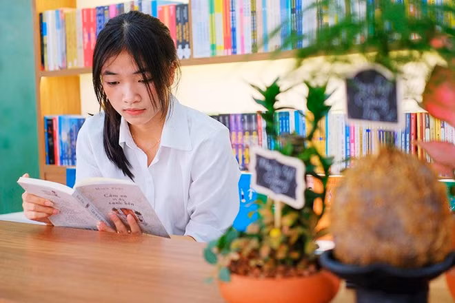 Bạn trẻ trải nghiệm không gian đọc sách mở tại Book Garden 21.